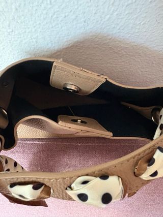 Bolso bucket marrón con pañuelo