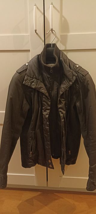 Cazadora motera entallada