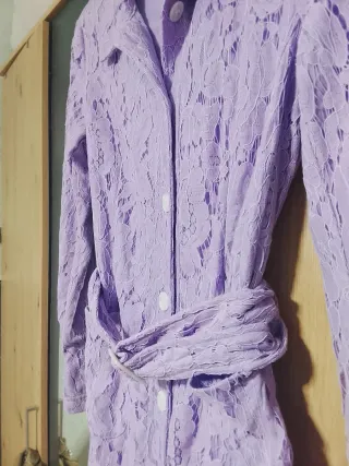 Bata de encaje lila con cinturón