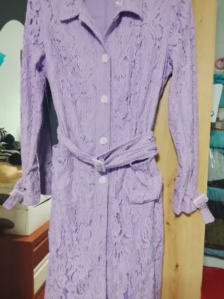 Bata de encaje lila con cinturón