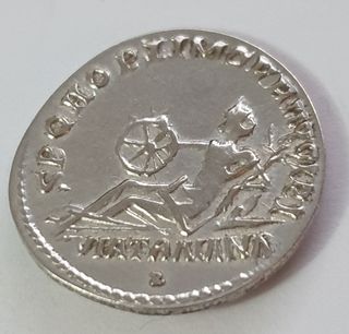 Moneta romana Traiano e via Traiana (riproduzione)