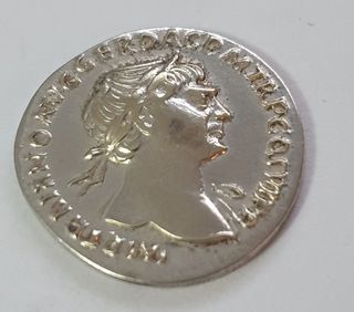 Moneta romana Traiano e via Traiana (riproduzione)