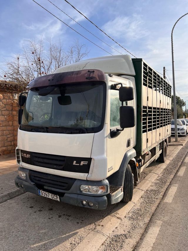 Camión ganadero DAF LF 45.220