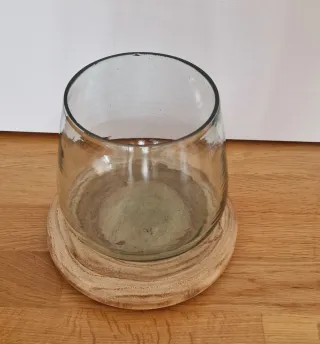 Vaso di vetro e piatto in legno