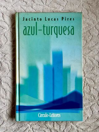 Livro de romance “azul-turquesa” de Jacinto Lucas