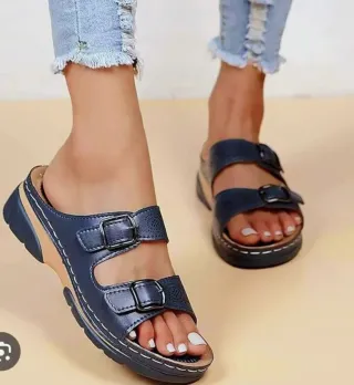 Sandalias azules con hebillas