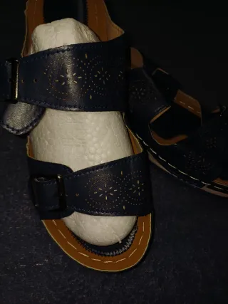 Sandalias azules con hebillas