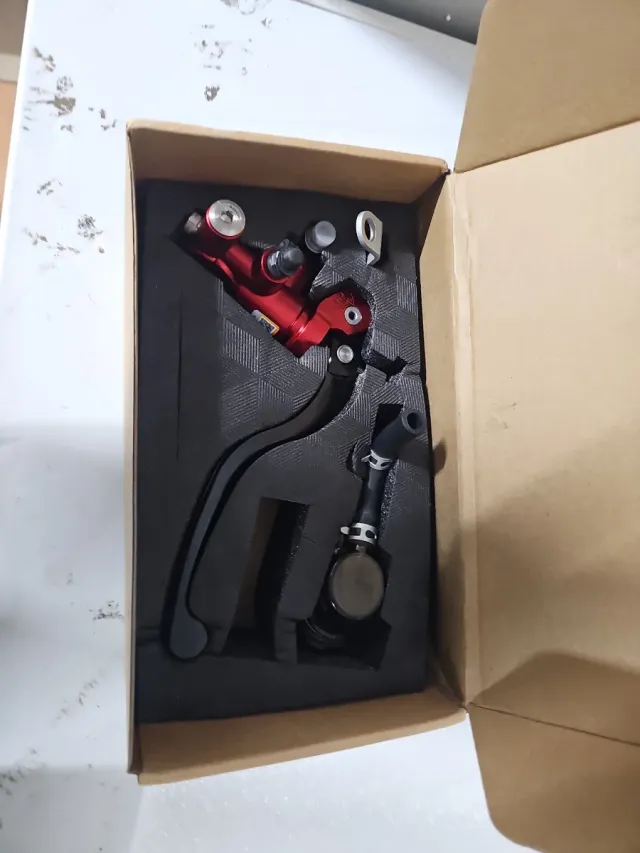 Maneta de freno roja y negra