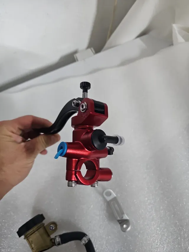 Maneta de freno roja y negra