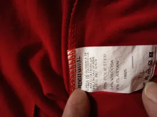 Vestido rojo con dibujo negro manga francesa