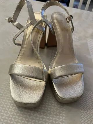 Sandalias de tacón doradas