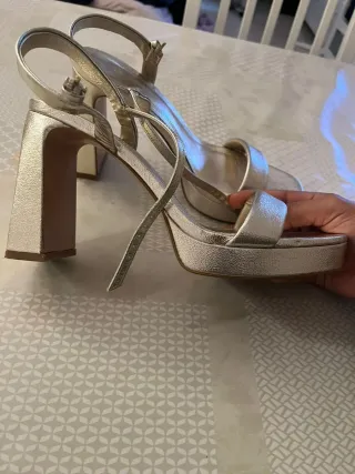 Sandalias de tacón doradas
