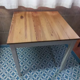 Mesa de comedor de madera