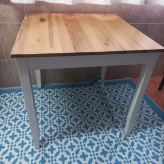 Mesa de comedor de madera
