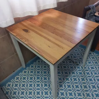 Mesa de comedor de madera