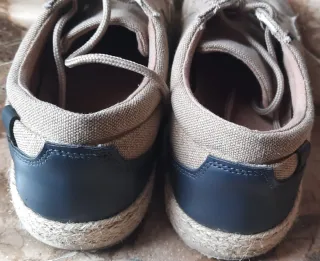 Zapatos de lona beige y azul marino