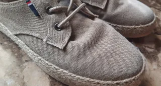 Zapatos de lona beige y azul marino