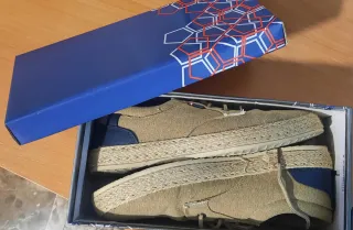 Zapatos de lona beige y azul marino