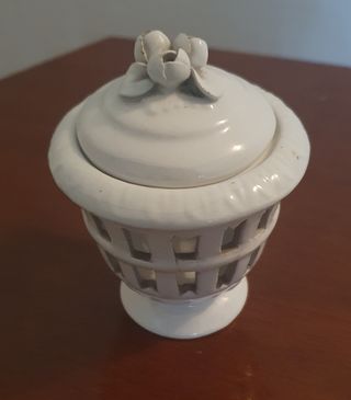 Vasetto in porcellana realizzato tecnica a traforo