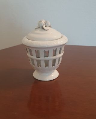 Vasetto in porcellana realizzato tecnica a traforo