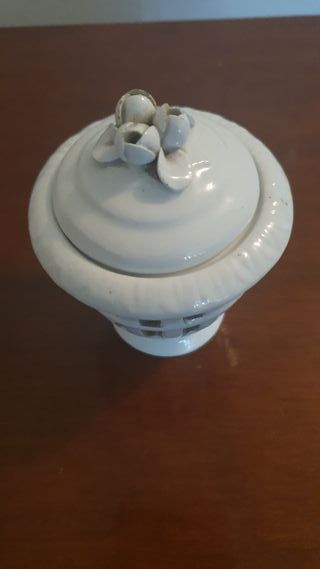 Vasetto in porcellana realizzato tecnica a traforo