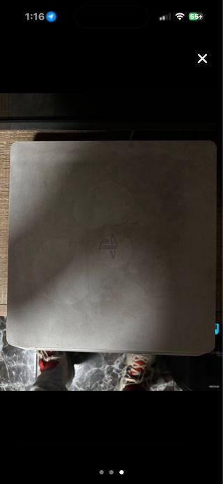 Consola PS4 con mando verde