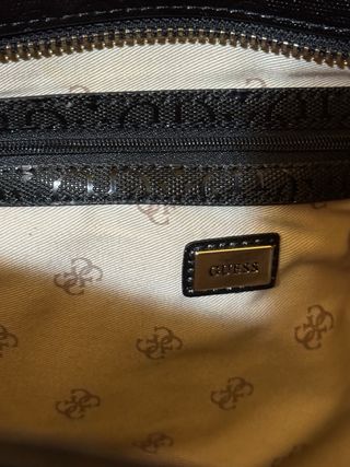 Borsa Guess nera con logo e ciondolo