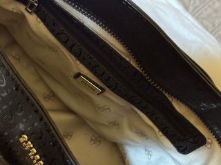 Borsa Guess nera con logo e ciondolo