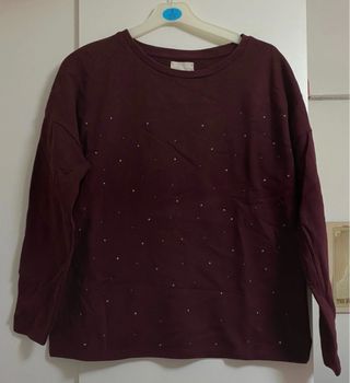 Sudadera granate con tachuelas