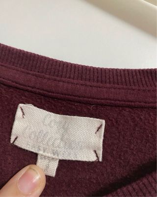 Sudadera granate con tachuelas