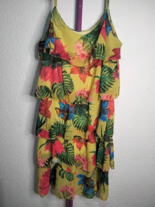 Vestido amarillo con estampado floral