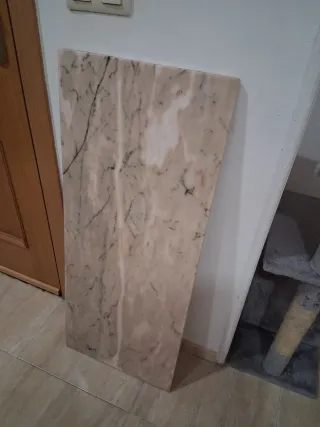 Placa de mármol veteado.