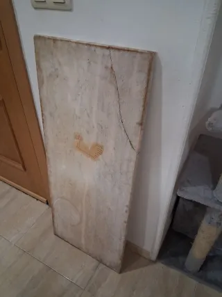 Placa de mármol veteado.