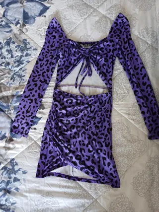 Vestido morado con estampado de leopardo