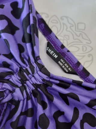 Vestido morado con estampado de leopardo