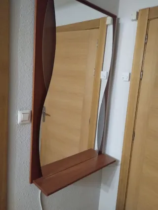 Ingresso con specchio e mensola in legno