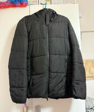 Abrigo negro acolchado con capucha