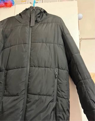 Abrigo negro acolchado con capucha