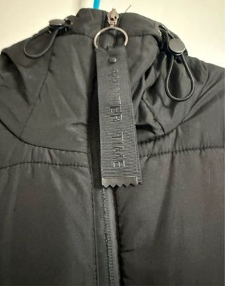 Abrigo negro acolchado con capucha