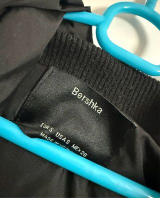 Abrigo negro acolchado con capucha