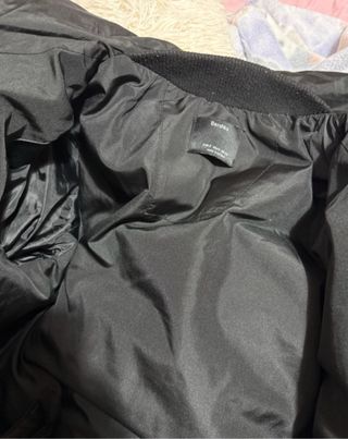 Abrigo negro acolchado con capucha