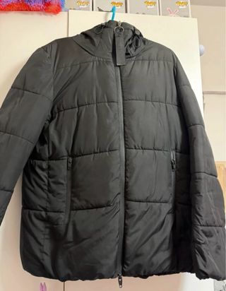 Abrigo negro acolchado con capucha