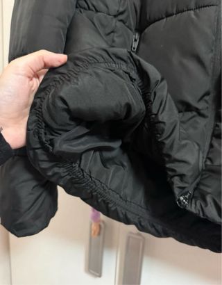 Abrigo negro acolchado con capucha