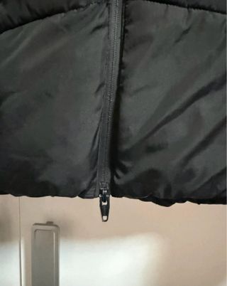 Abrigo negro acolchado con capucha