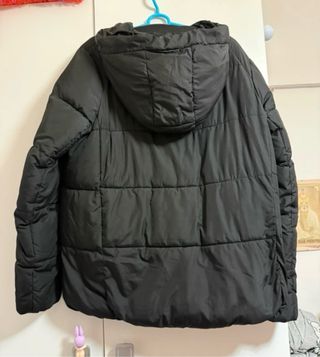 Abrigo negro acolchado con capucha