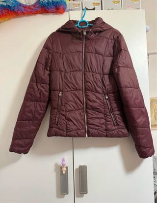 Abrigo acolchado rojo con capucha