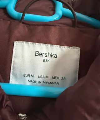 Abrigo acolchado rojo con capucha