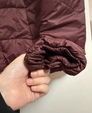 Abrigo acolchado rojo con capucha