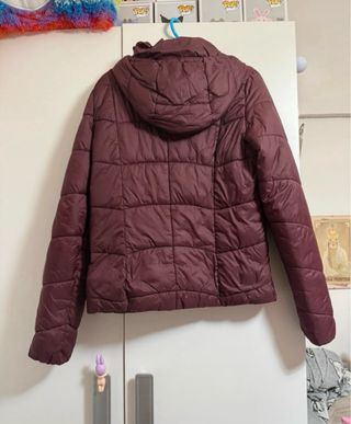 Abrigo acolchado rojo con capucha