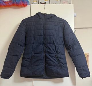 Abrigo azul acolchado con capucha